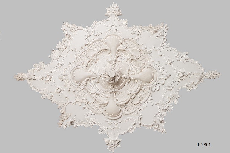 Groot ovaal gipsrozet in Renaissance stijl, uit 6 delen, 195×142 cm, nr.: RO 301.