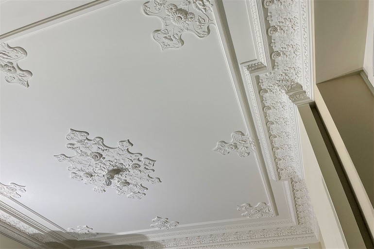 Art-Nouveau gipsplafond, nieuw gemaakt ter vervanging van de oude, onherstelbare plafond.