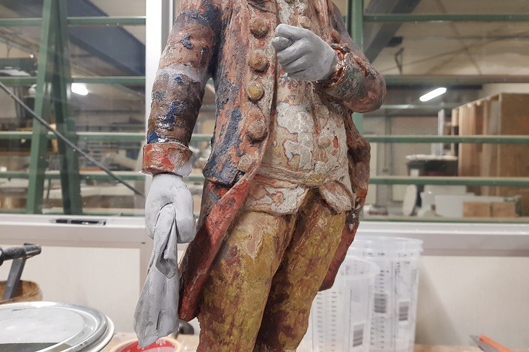Kunsthars protheses op de terracotta beeld.