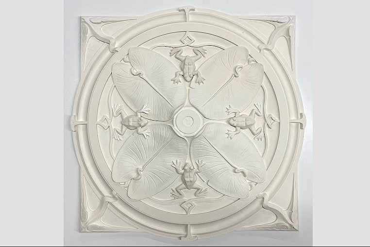 Art Nouveau rozet met vier kikkers en waterleliebladeren in geometrisch ornament