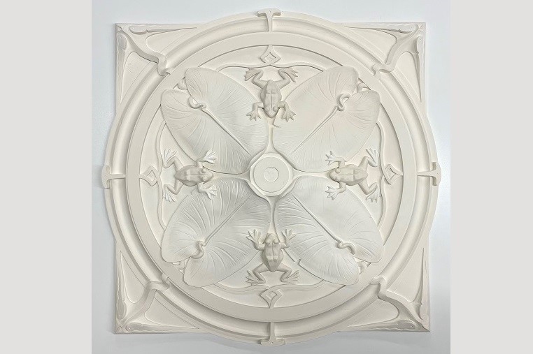 Art Nouveau rozet met kikkers en waterlelies