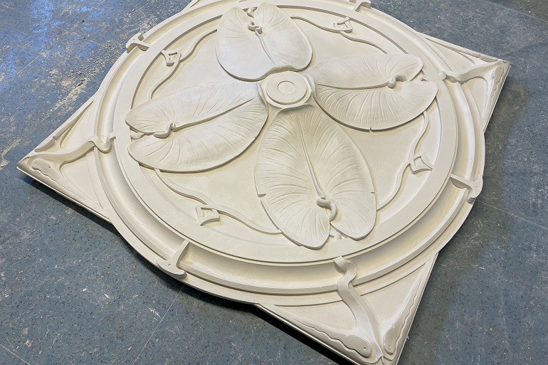 Schuin aanzicht van Art Nouveau rozet met vier grote waterleliebladeren