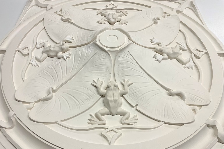 Art Nouveau rozet met vier gemodelleerde kikkers tussen waterleliebladeren