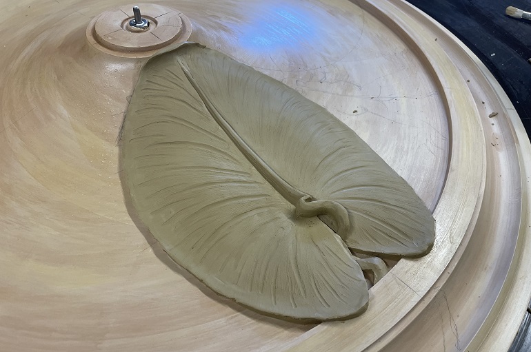 Handgemodelleerd waterlelieblad tijdens het maken van de Art Nouveau rozet