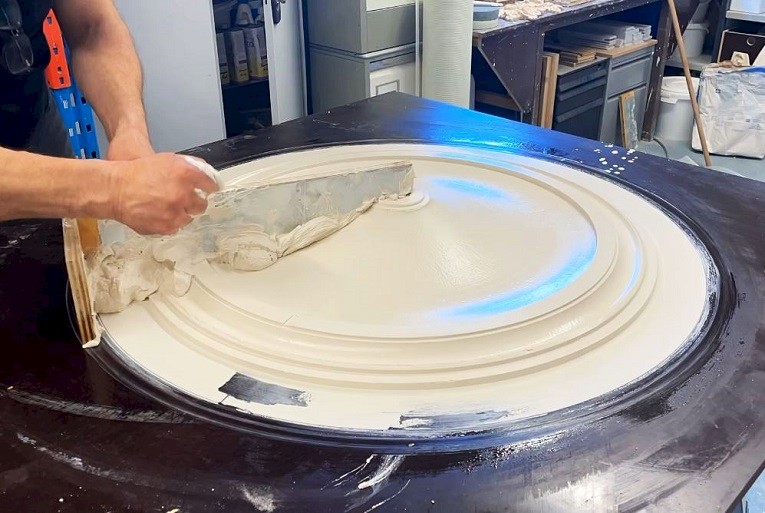 Maken van de ronde geprofileerde basis van de Art Nouveau rozet