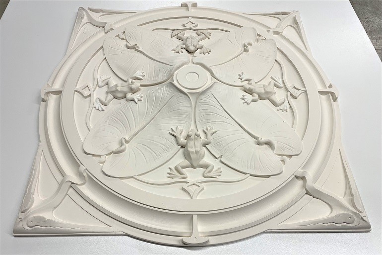 Voltooide Art Nouveau rozet met kikkers, waterleliebladeren en geometrische omlijsting